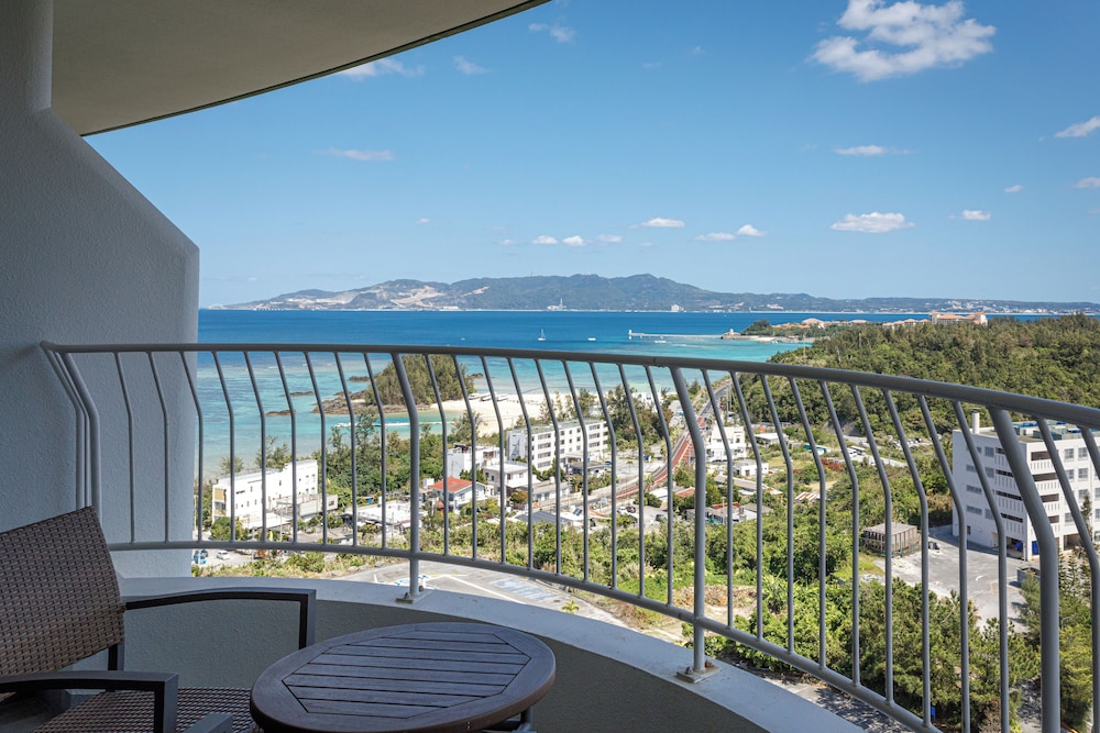 [Premier Superior Twin] Partial Ocean View/Top Floor, 7th Floor Non-Smoking - Photo 3