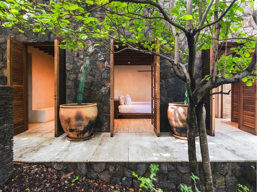 Suite, 1 King Bed, Bathtub, Garden View
