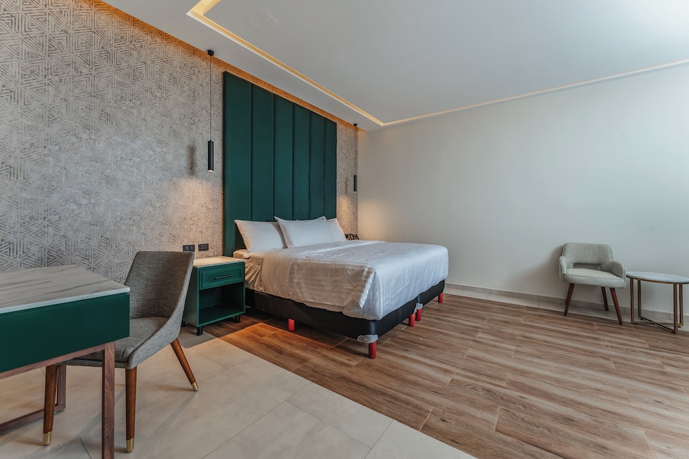 Suite - Photo 1