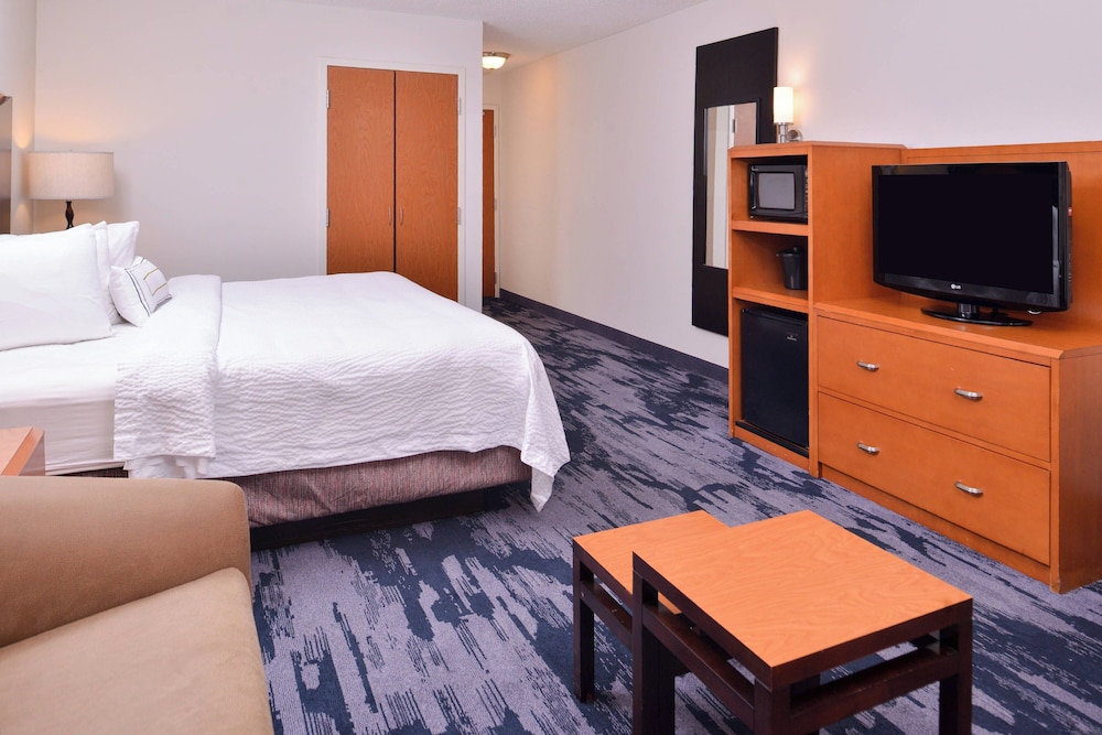 Room, 1 King Bed (Mobility/Hearing Access, Roll-in Shwr) - Photo 3