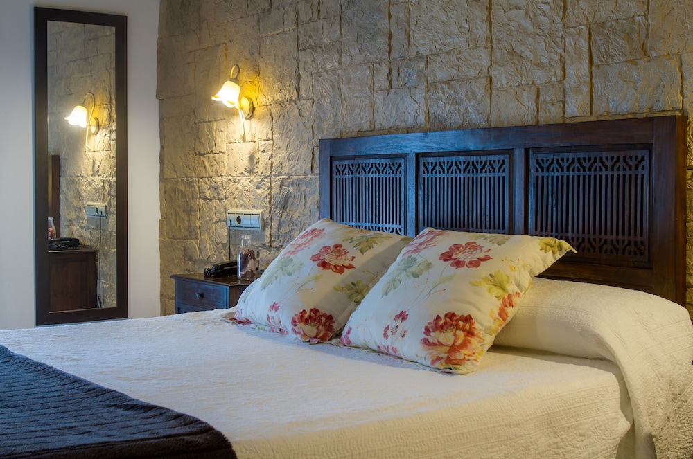 Traditional Double Room, 1 Queen Bed, Balcony - Photo 9