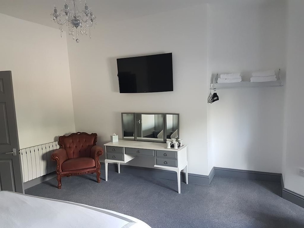 Family Room, Ensuite photo 3