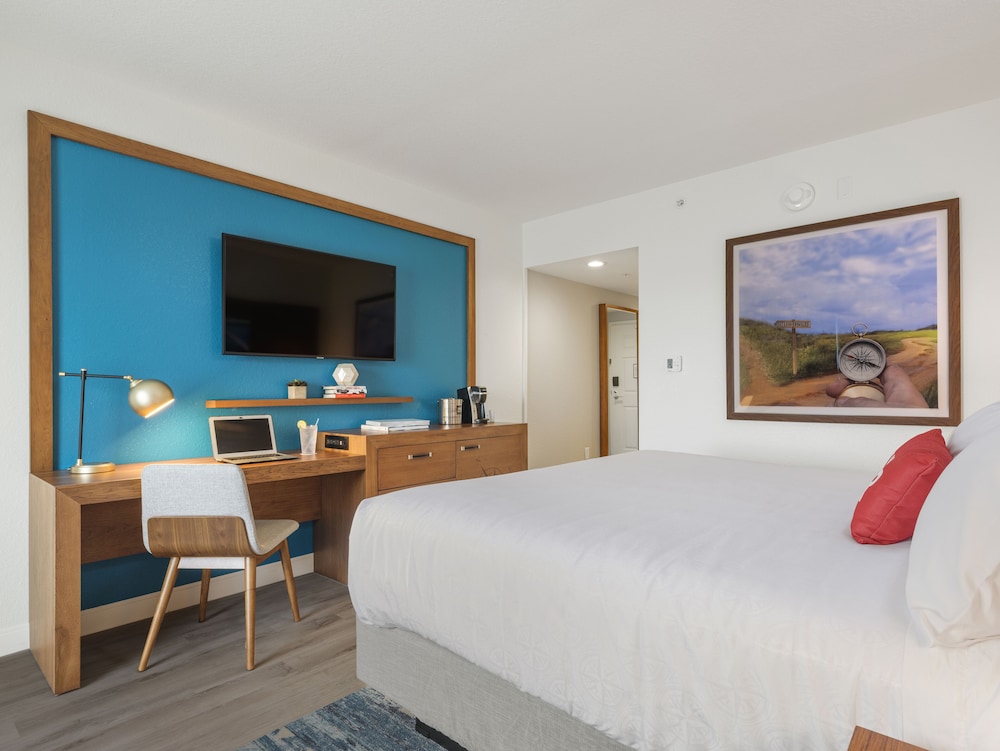 Deluxe Room, 1 King Bed, Accessible, Marina View - Photo 5