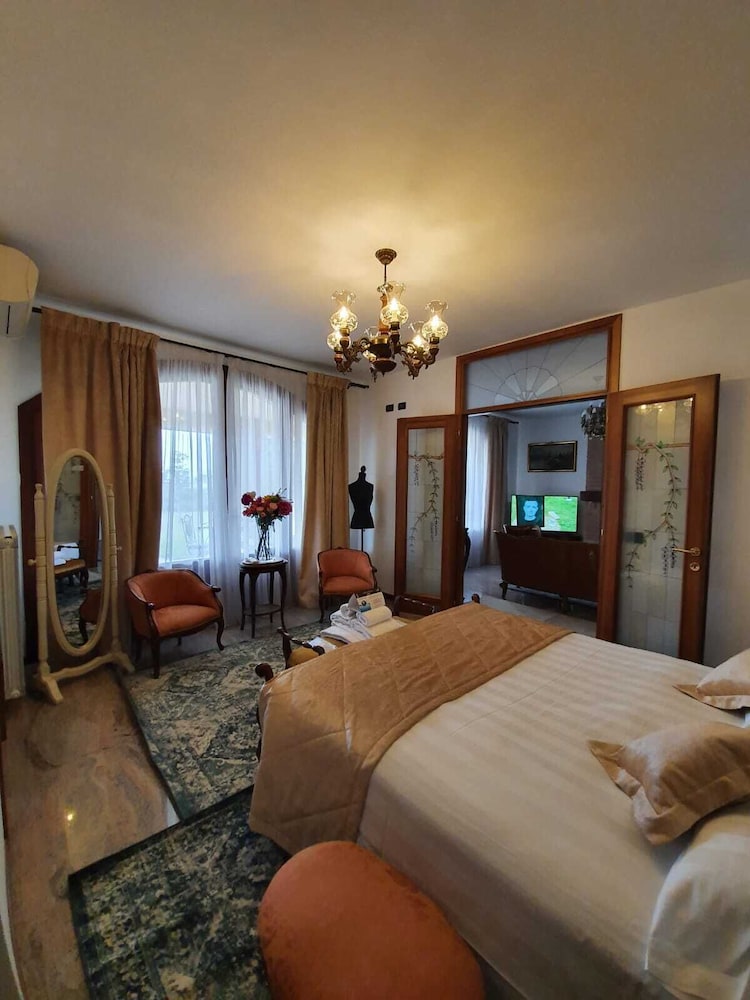 Luxury Suite, Jetted Tub