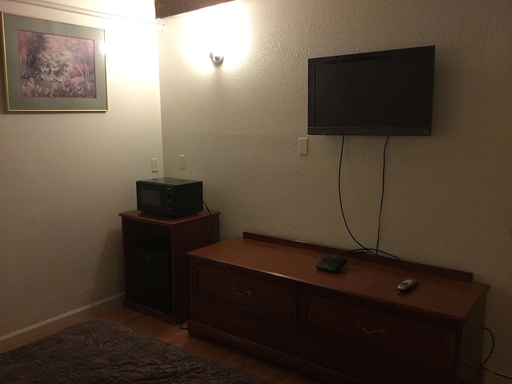 Economy Double Room, 2 Queen Beds photo 1
