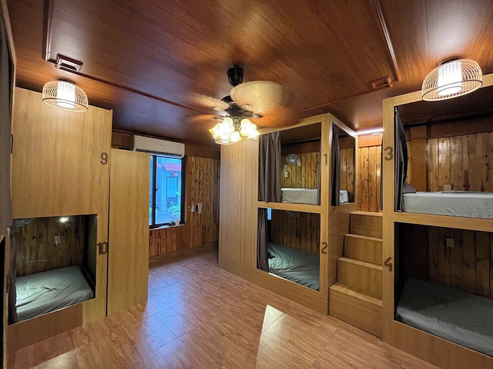 Deluxe Shared Dormitory, Mixed Dorm, Ensuite, Pool View photo 2