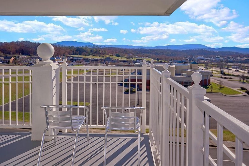 Suite, 1 King Bed, Balcony, Mountain View - Photo 7