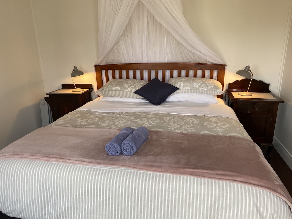 Seacroft Room 12, 1 King bed, Partial ocean view