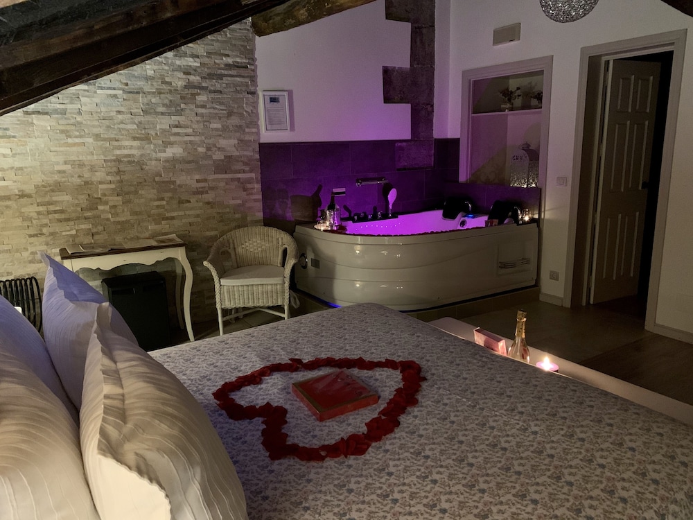 Suite, Hot Tub photo 3