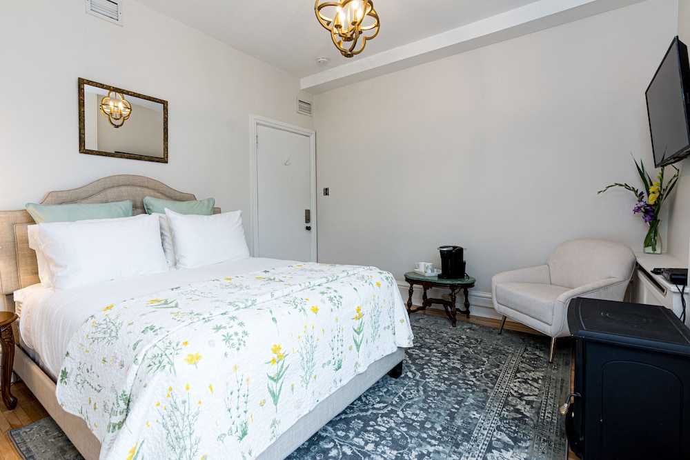 Room, 1 Queen Bed (Limestone)