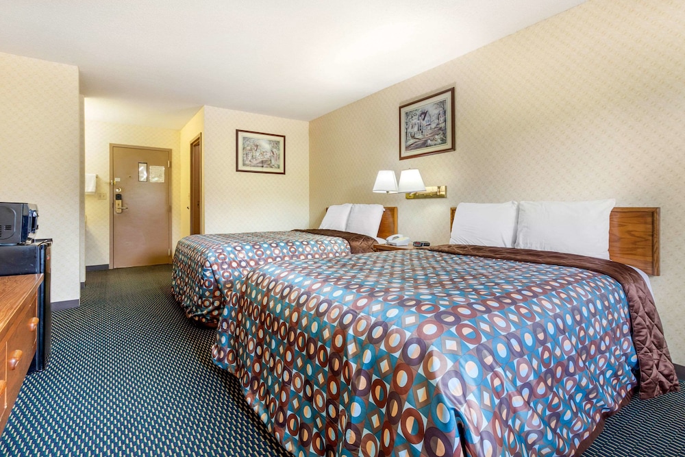 Standard Room, 2 Queen Beds, Non Smoking