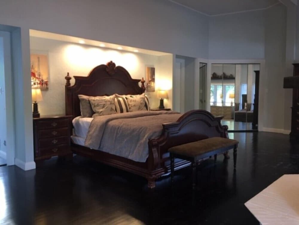 House, 3 Bedroom, 3 Bath, Lake Front