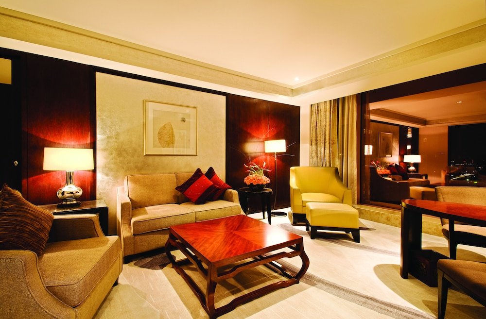 Fairmont Gold Signature Suite (Gold Lounge Access) photo 3