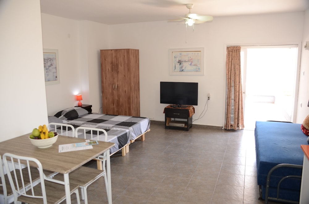 Studio, Patio photo 1
