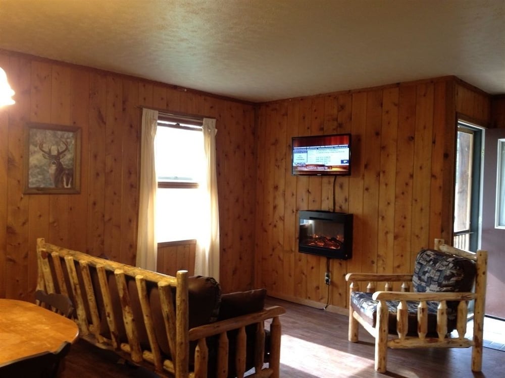 Cabin, 2 Bedrooms, Kitchen (The Bear) photo 1