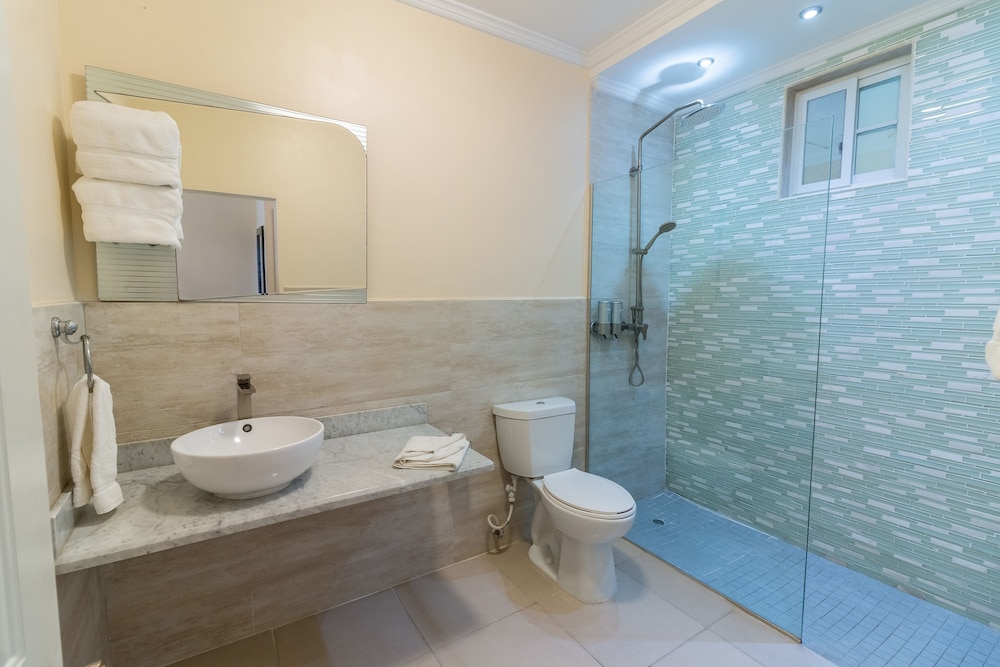 Deluxe Room (2 Queen Beds) - Photo 7