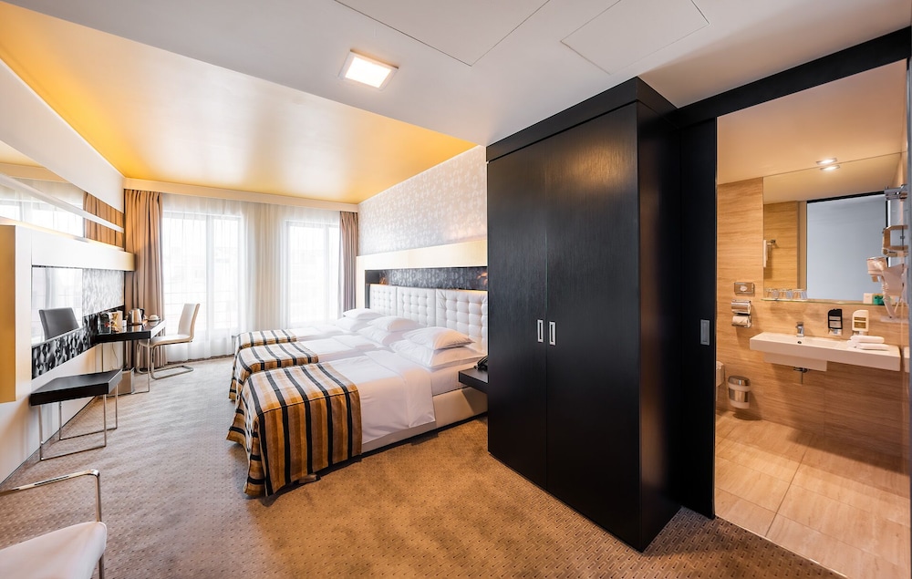 Classic Double or Twin Room with Extra Bed - Photo 6