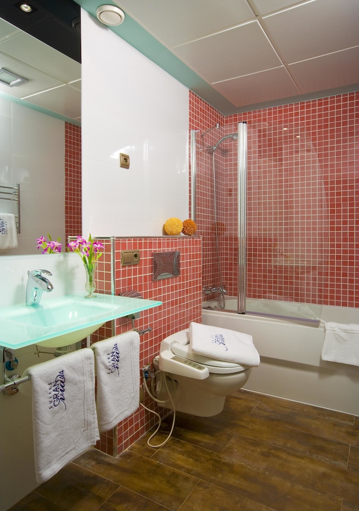Superior Suite - Photo 13