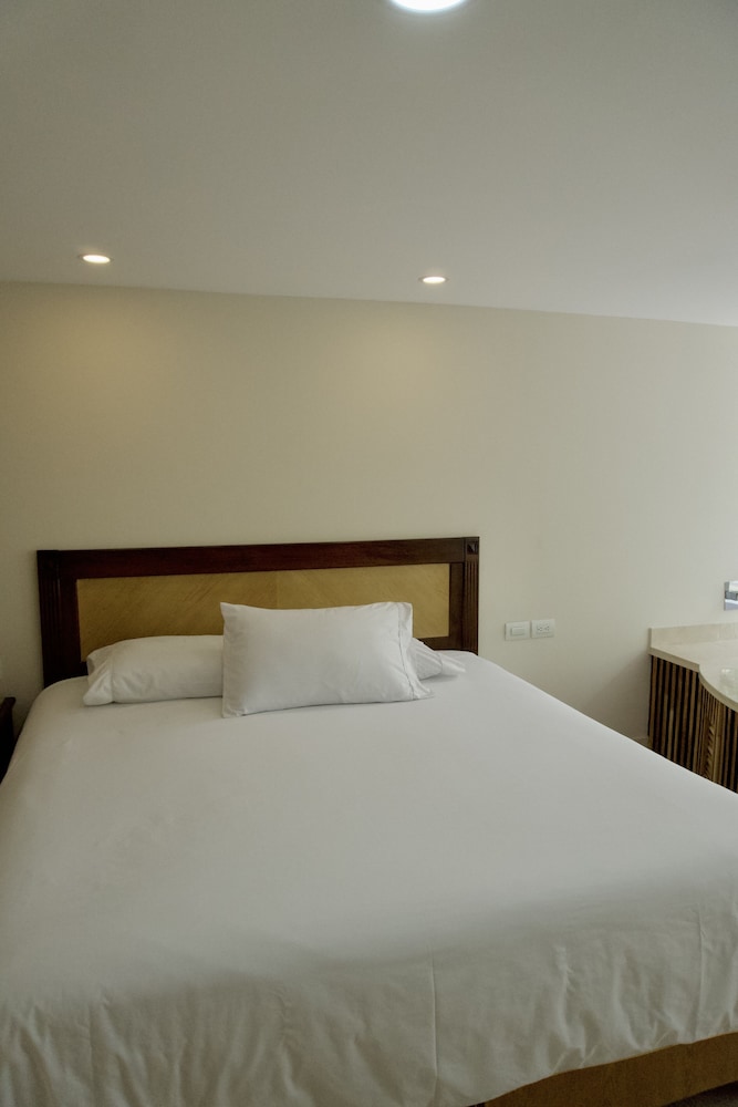 Deluxe Room, Jetted Tub - Photo 4