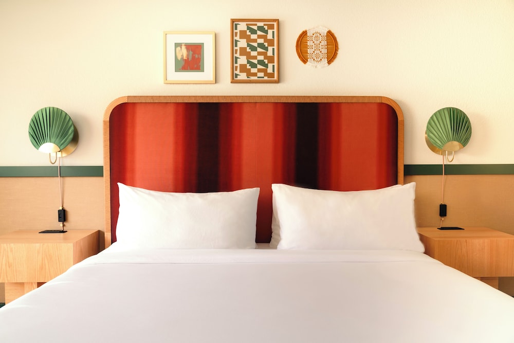 Room, 1 King Bed, Pool View, Poolside - Photo 2