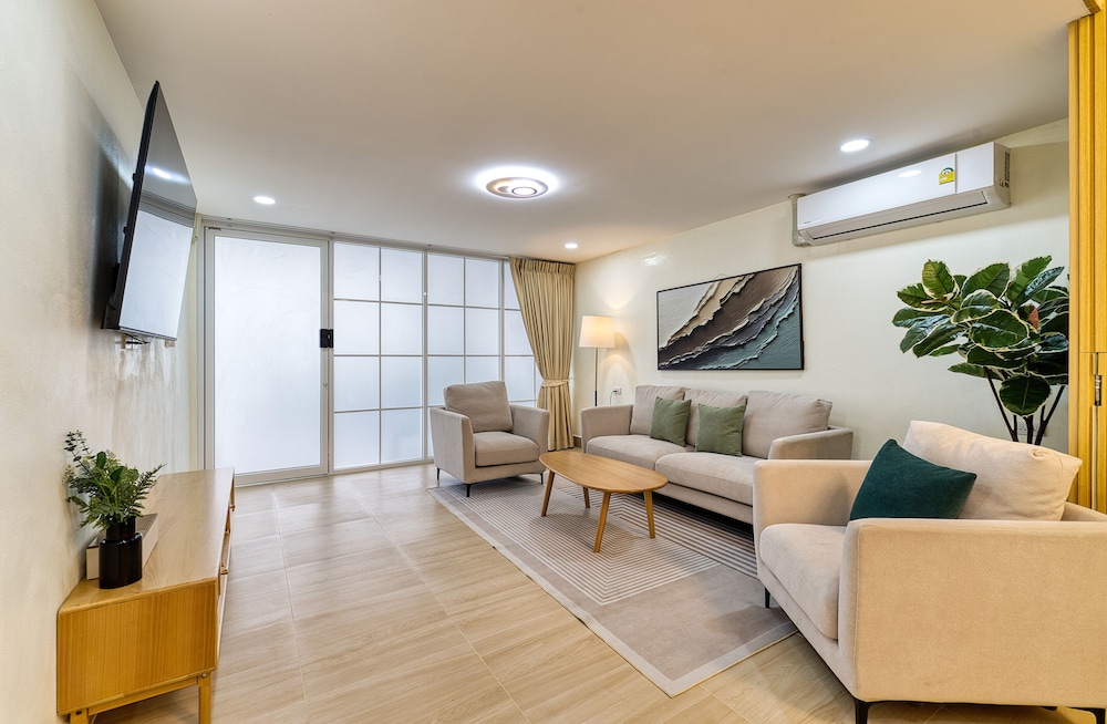 Four-Bedroom Apartment with Kitchen photo 1
