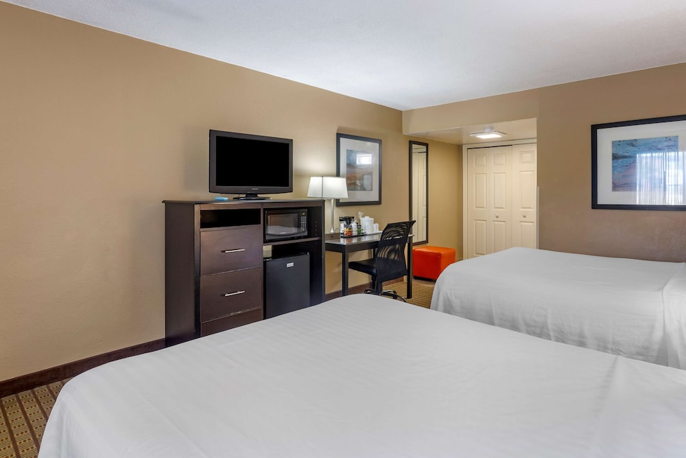 Standard Room, 2 Queen Beds, Accessible, Refrigerator & Microwave - Photo 2