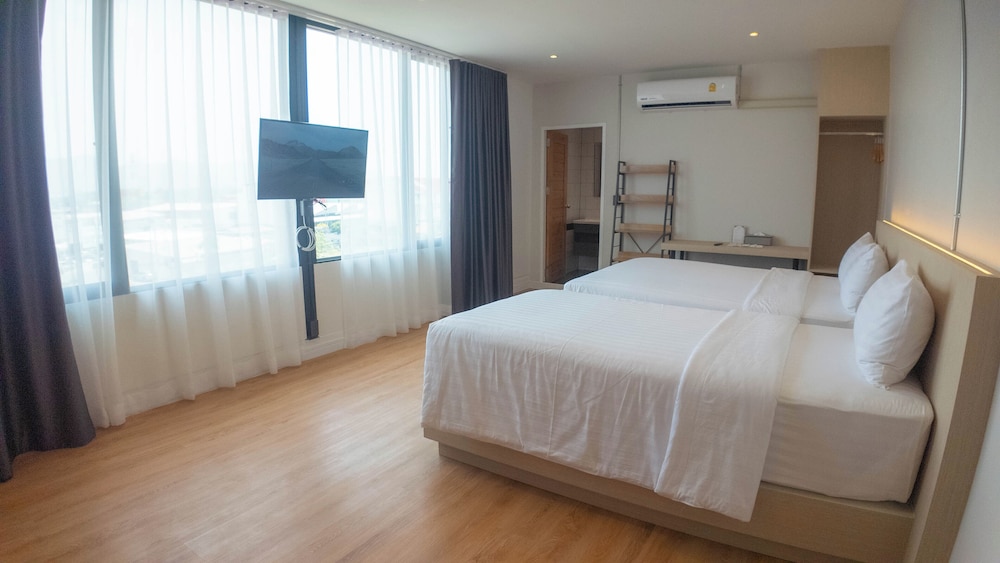 Exclusive Triple Room, City View