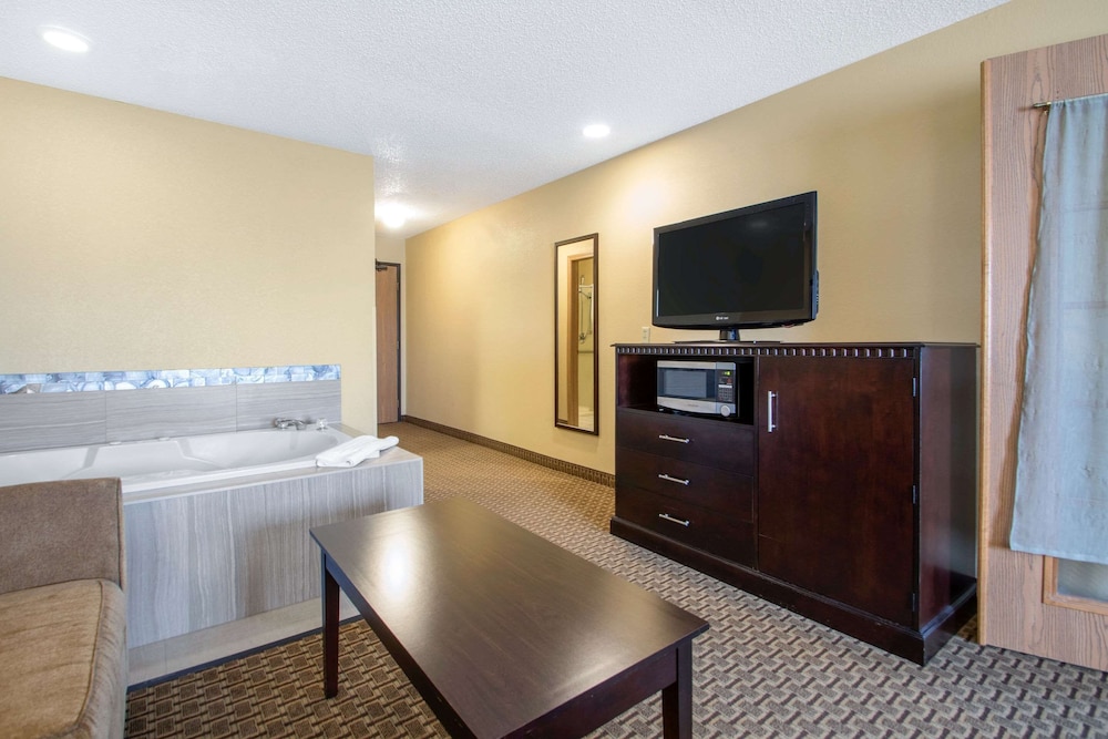 Suite, 1 King Bed with Sofa bed, Accessible, Non Smoking - Photo 9