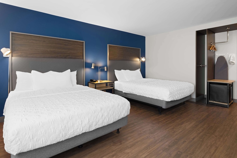 Room, 2 Queen Beds, Accessible, Bathtub - Photo 1