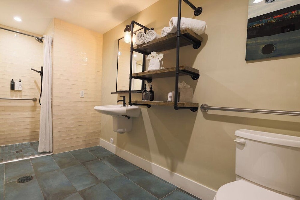 Studio Suite, 1 King Bed, Poolside (Lanai)