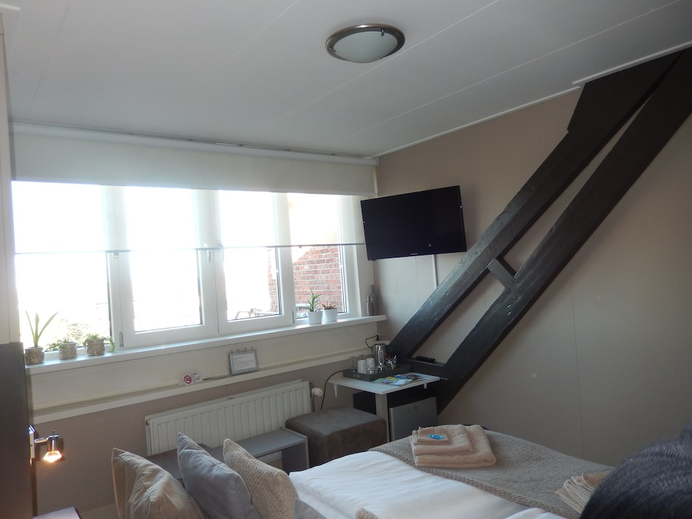 Basic Double Room, 2 Twin Beds photo 3