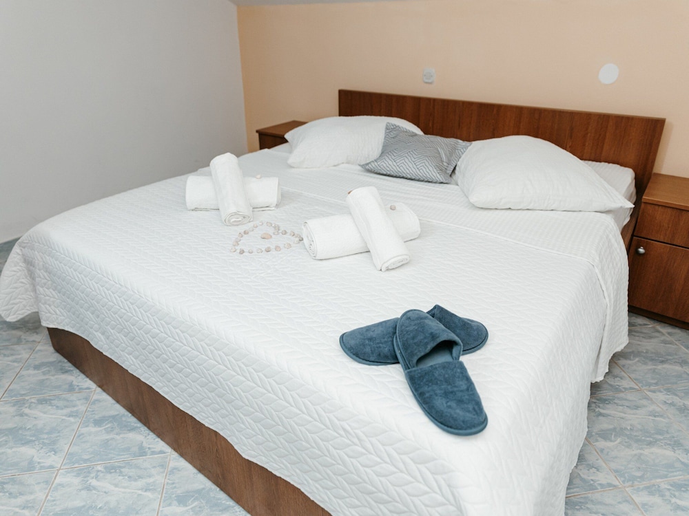 Apartment (One Bedroom Apartment with Balcony an)