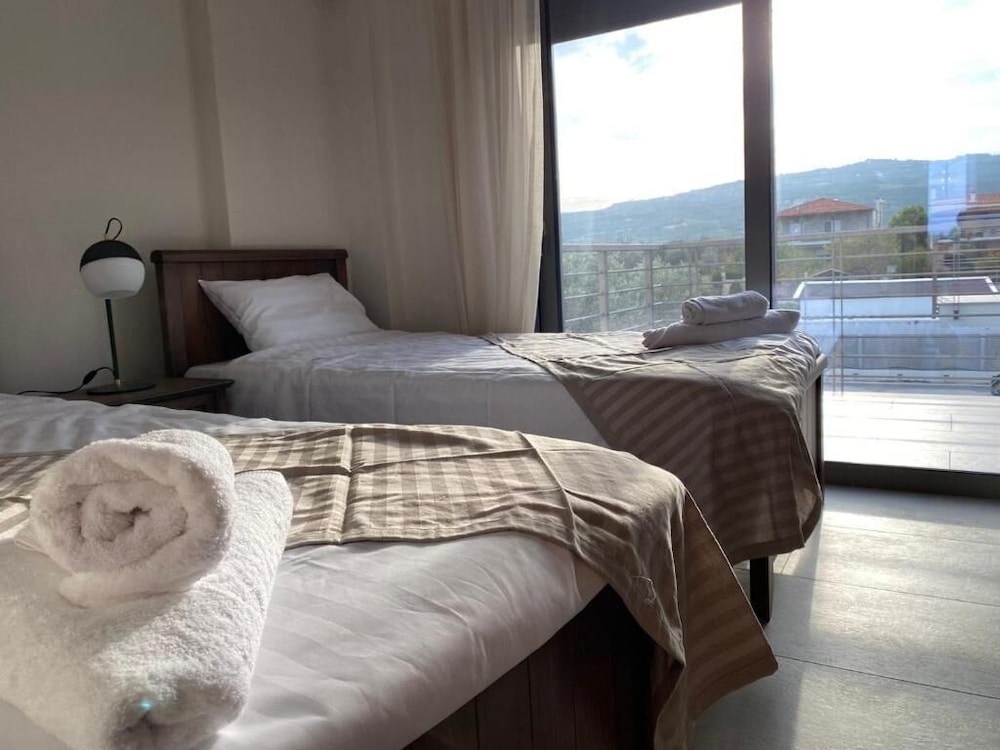 Superior Apartment, 2 Bedrooms, Pool View