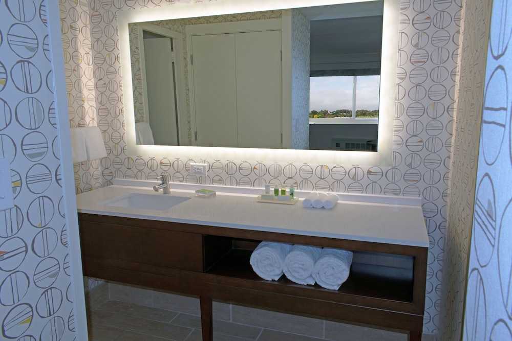Standard Room, 1 Queen Bed, Mobility Accessible (Accessible Tub) - Photo 5