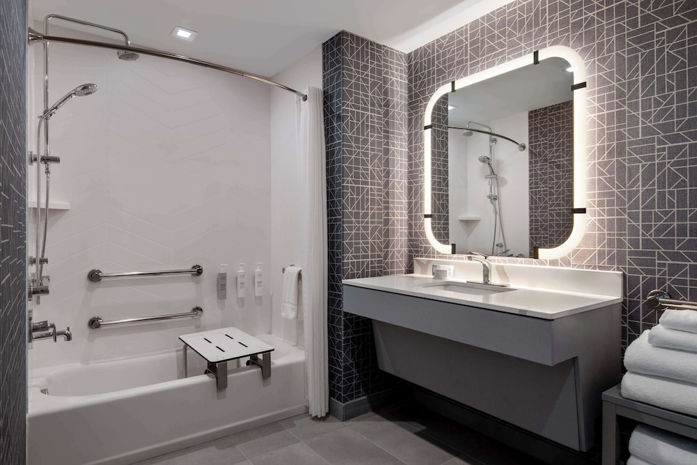 Room, 1 Bedroom, Accessible, Bathtub (Washer & Dryer) - Photo 6