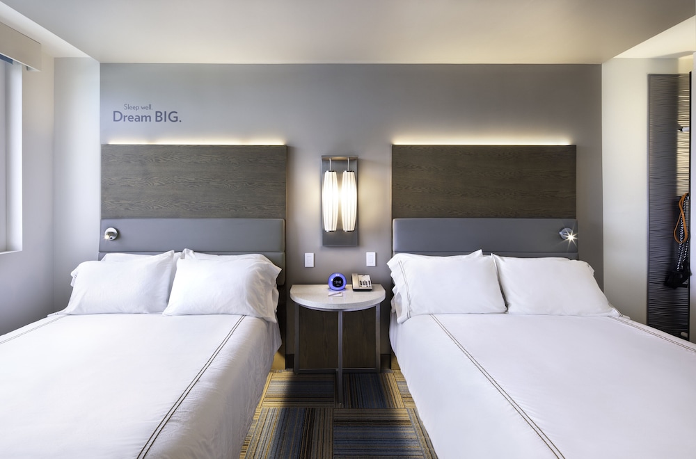 Standard Room, 2 Queen Beds - Photo 7