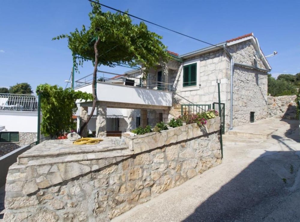 House (Holiday House)