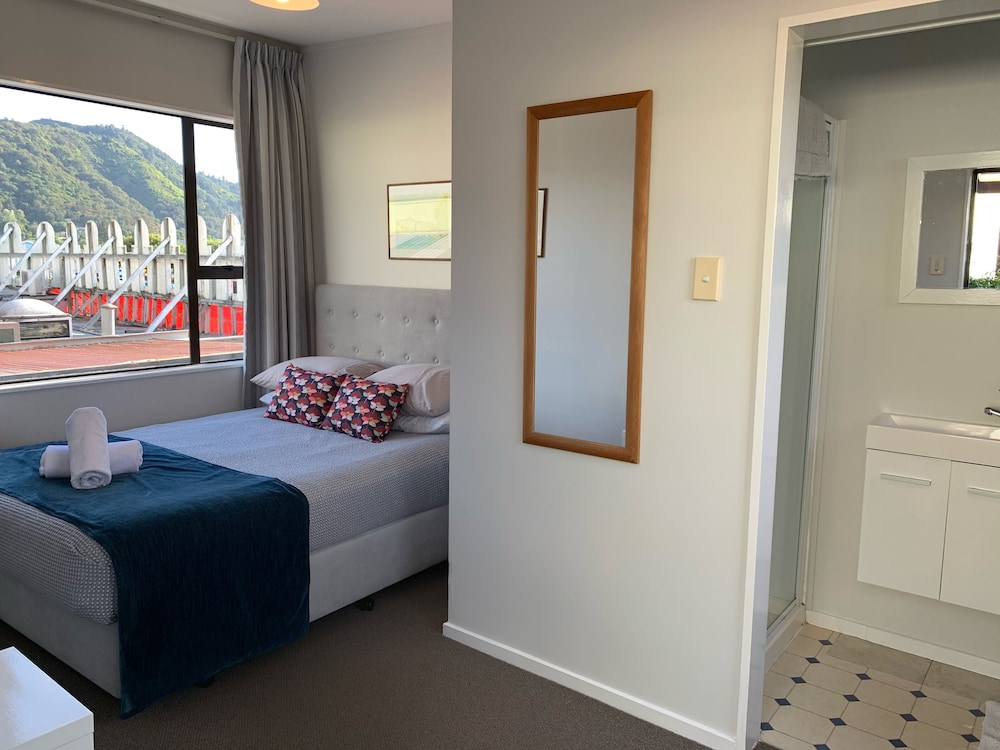 Standard Room, 1 Queen Bed, Ensuite photo 1