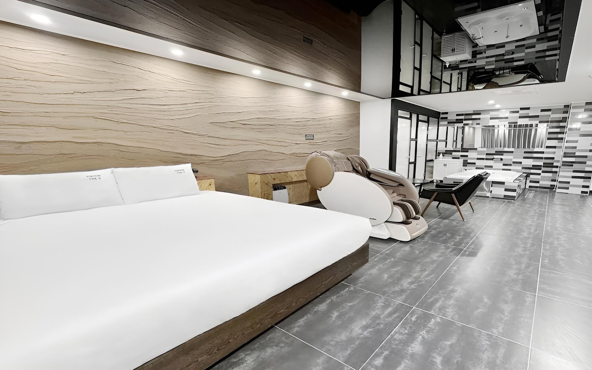 Room (VIP (for 2 people Netflix available s) - Photo 3