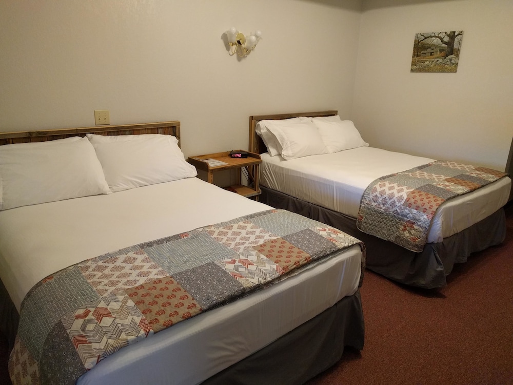 Room, 2 Queen Beds photo 1