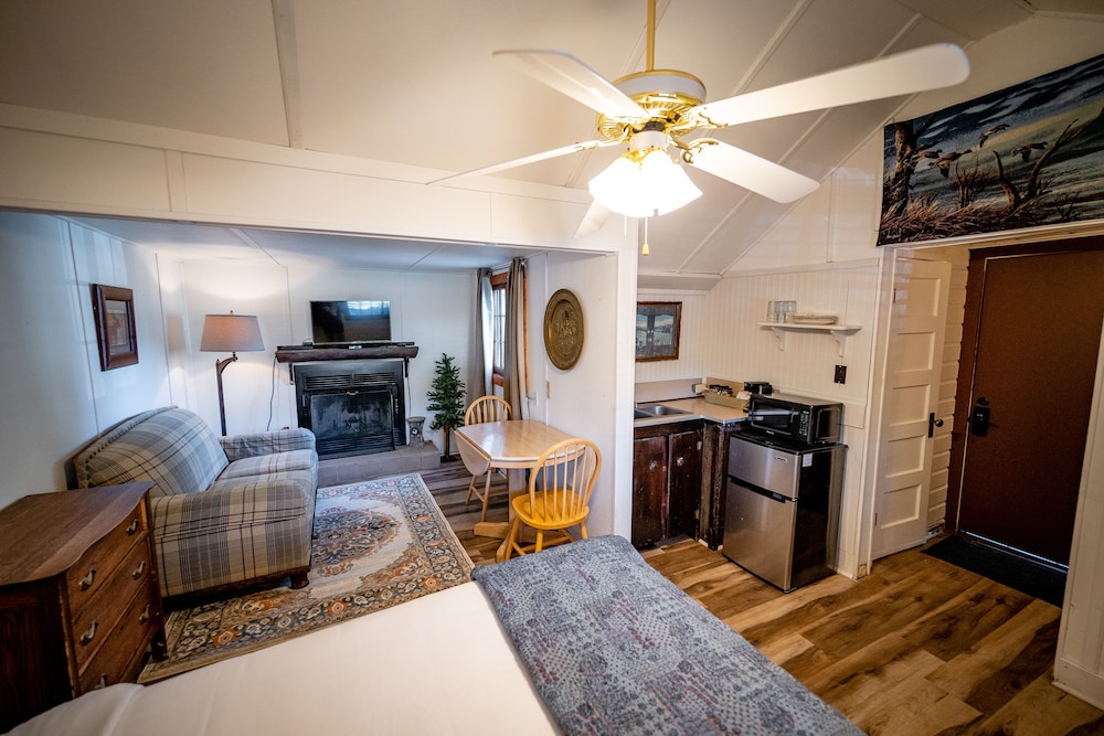 Centennial Cabin, Economy, 1 Queen Bed, Roadside