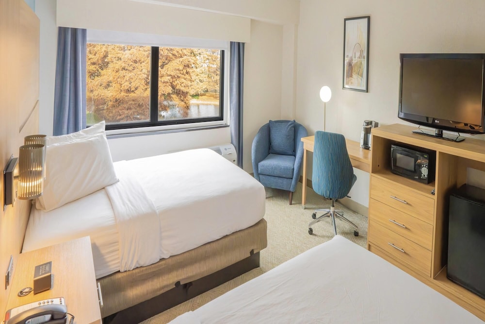 Deluxe Room, 2 Queen Beds, Non Smoking - Photo 1