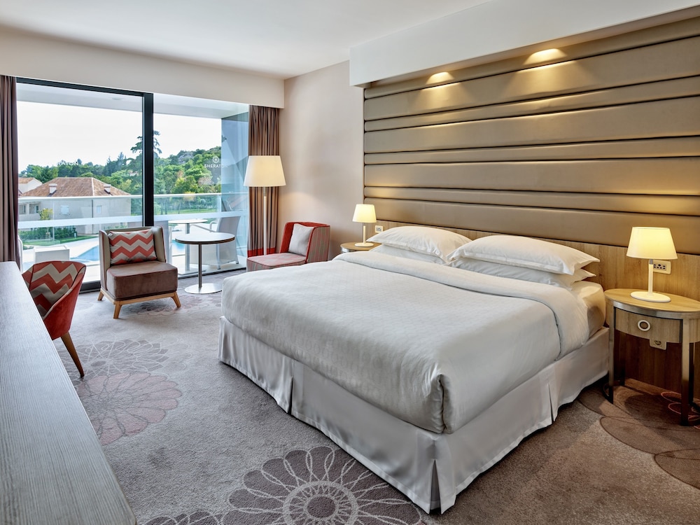 Superior Room, 1 King Bed, Partial Sea View thumbnail 5