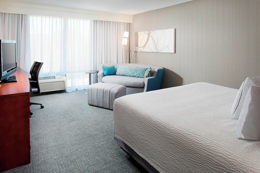 Room, 1 King Bed with Sofa bed (Mobility/Hearing Accessible, Tub) - Photo 1