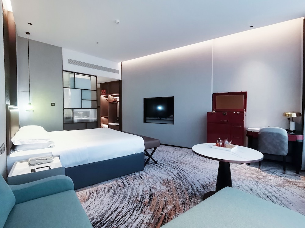 Executive Double Room, 1 Queen Bed(with Dyson hairdryer) photo 2