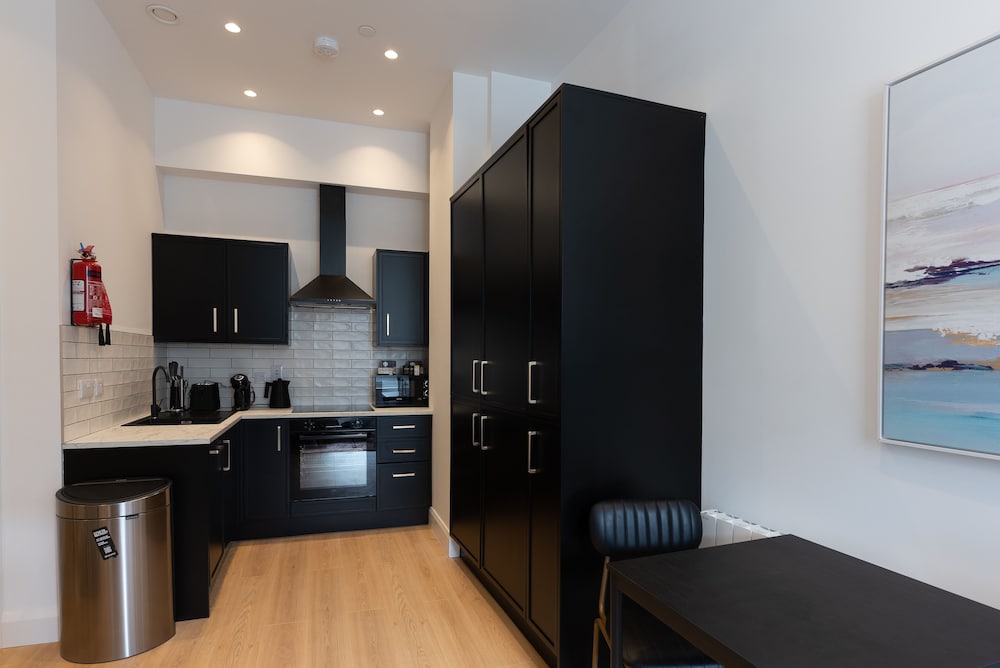 Superior One Bedroom Apartment (Located 150m from Isaacs Hotel) Access By Stairs Only