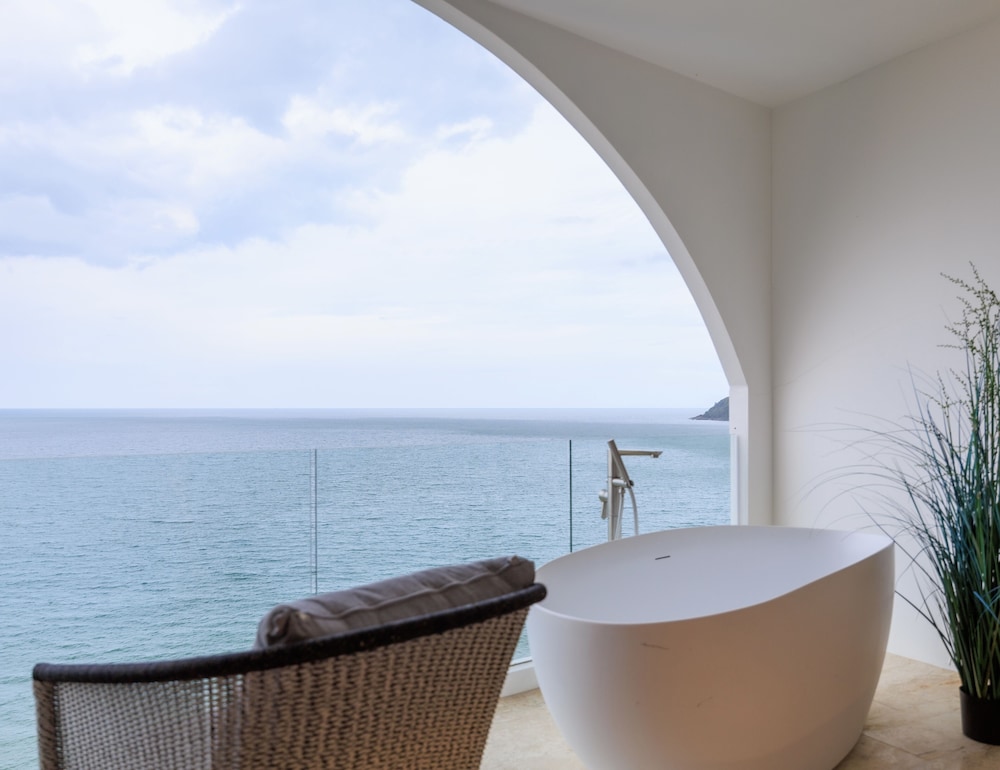 Deluxe Suite with Sea View - Photo 2