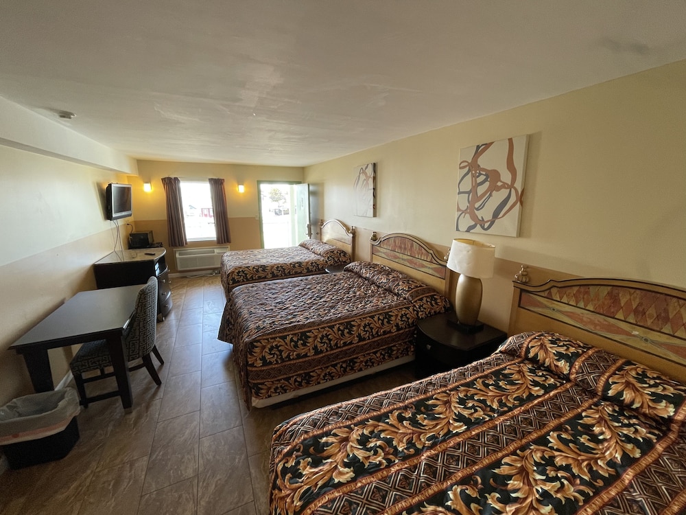 Deluxe Room, 3 Queen Beds - Photo 4