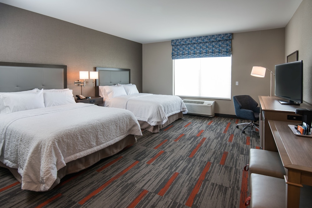 Room, 2 Queen Beds, Mobility Accessible, Hearing Accessible, Bathtub photo 2