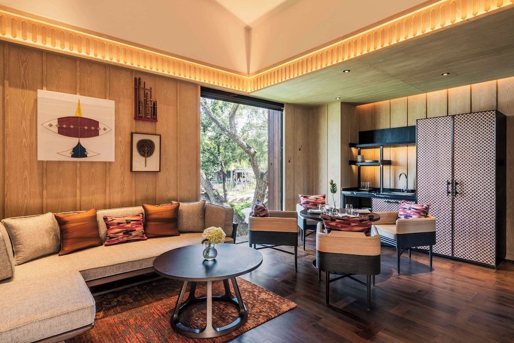 Suite, 1 King Bed, Garden View - Photo 1
